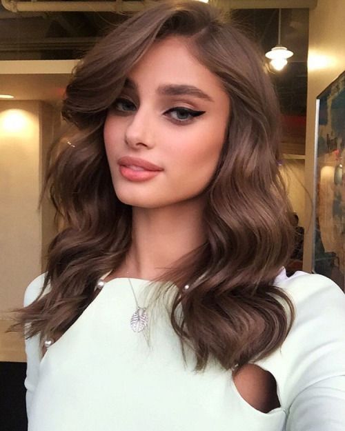 تسريحة شعر مموجة مع اي لاينر مجنح واحمر شفاه نيود 2016
