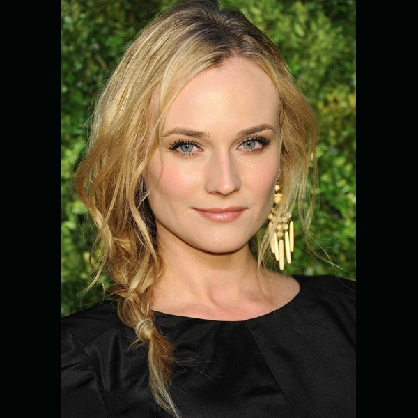 Diane Kruger بتسريحة الجديلة الجانبية الفوضوية للشعر القصير