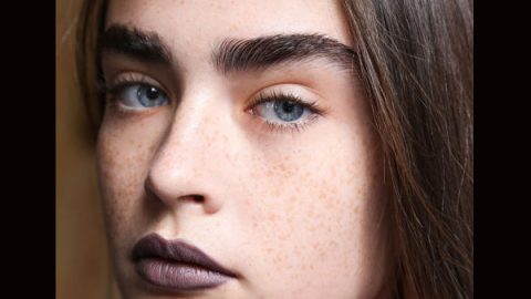 صيحة الحواجب السميكة والممشطة لأعلى من acne bks ربيع 2017