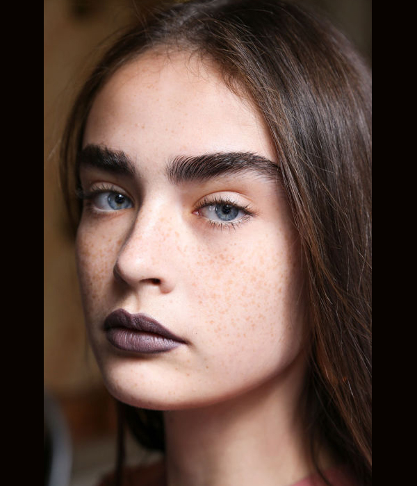 صيحة الحواجب السميكة والممشطة لأعلى من acne bks ربيع 2017