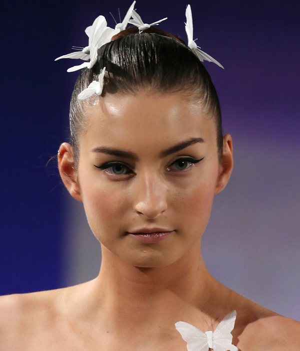 إكسسوار شعر على شكل فرشات بيضاء لعروس ربيع 2016 من Ines Di Santo