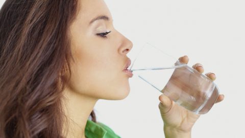 هل تحتاج بشرتك إلى 8 أكواب من الماء يوميًا؟