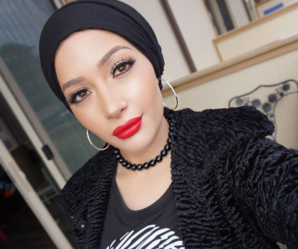 احمر شفاه احمر زاهي من نورا عافية