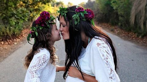10 صور لفتيات على دروب أمهاتهن