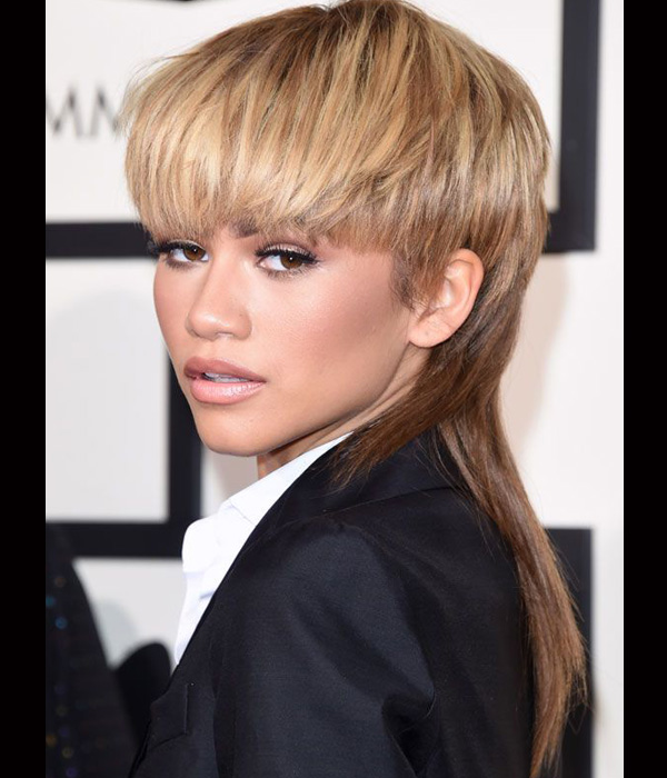 Zendaya بتسريحة tribute hairstyle ومكياج هادئ في حفل الغرامي 2016