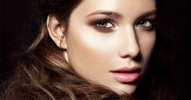 بالخطوات: أضيئي بشرتك بالهايلايتر كالمحترفين