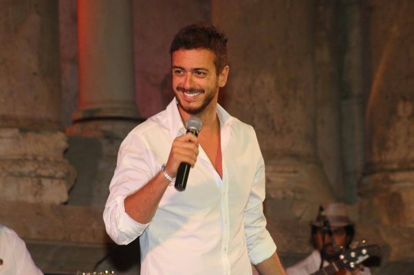 سعد لمجرد يغني لعمرو دياب بطريقته الخاصة بمهرجان جرش
