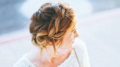 أفكار بسيطة لتسريحات شعر الصيف والعطلات