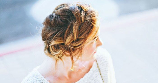 أفكار بسيطة لتسريحات شعر الصيف والعطلات