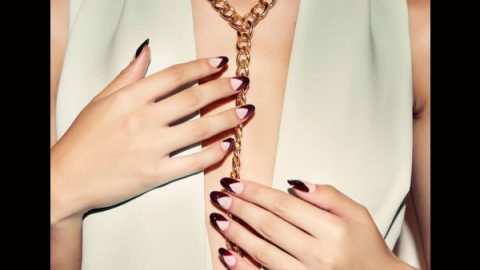 رسمة أظافر على شكل مثلث بتدرجات لونية مختلفة من CUSHNIE ET OCHS ربيع 2016