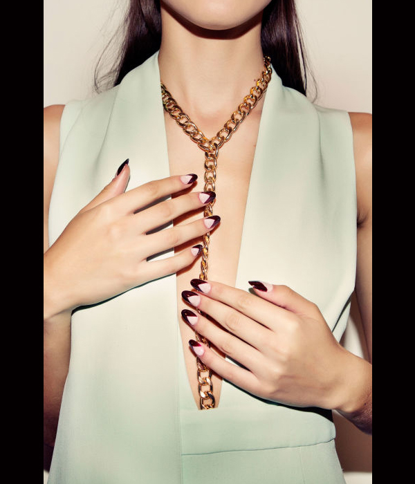 رسمة أظافر على شكل مثلث بتدرجات لونية مختلفة من CUSHNIE ET OCHS ربيع 2016