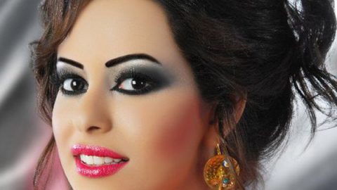 مكياج العيون الدخانية مع أحمر شفاه فوشيا لعيد الحب من بدرية الخالدي