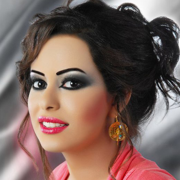 مكياج العيون الدخانية مع أحمر شفاه فوشيا لعيد الحب من بدرية الخالدي