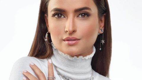 علا الفارس بتسريحة شعر إنسيابية ملساء