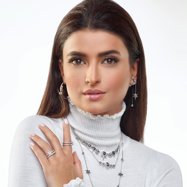 علا الفارس بتسريحة شعر إنسيابية ملساء