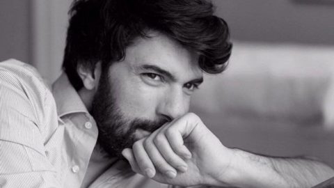 معجبات أنجين أكيوريك بطلاء أظافر يحمل صورته