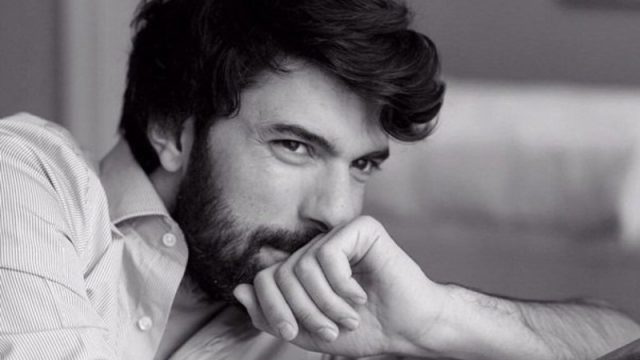 معجبات أنجين أكيوريك بطلاء أظافر يحمل صورته