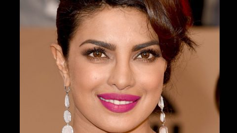 النجمة Priyanka Chopra بأحمر الشفاه الفوشيا في حفل ساج 2016