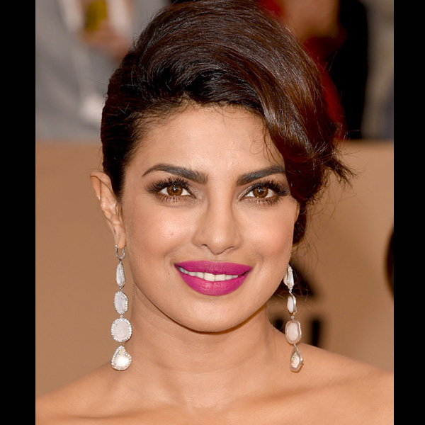 النجمة Priyanka Chopra بأحمر الشفاه الفوشيا في حفل ساج 2016