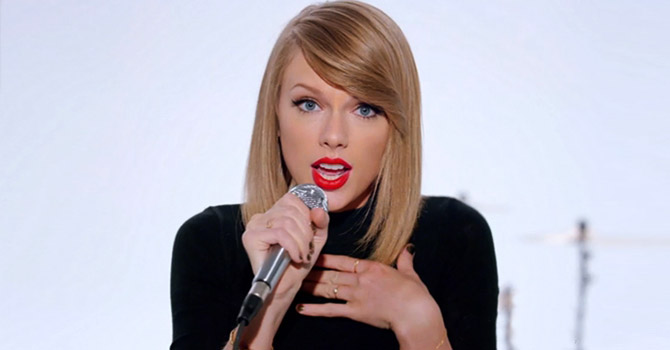 تايلور سويفت توجه رسالة للفتيات في Shake it Off