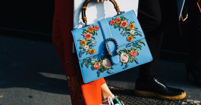 صيحة الحقائب الزرقاء لصيف ملئ بالحيوية والأشراق