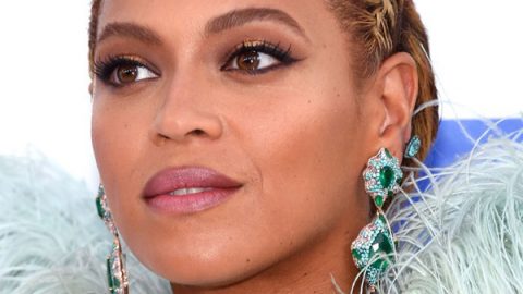 Beyonce بتسريحة جدائل ومكياج بسيط في حفل MTV 2016