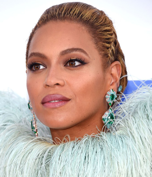 Beyonce بتسريحة جدائل ومكياج بسيط في حفل MTV 2016