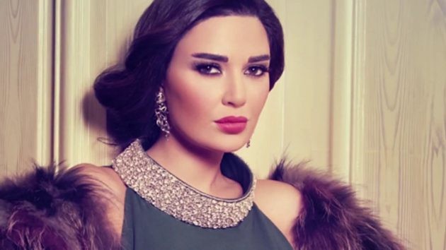سيرين عبد النور تُشعل تويتر والسبب حذف الصليب من صورة نجوى كرم