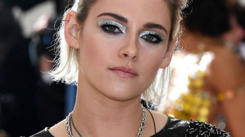 KRISTEN STEWART بمكياج عيون ميتاليك وشفاه نيود في حفل met gala 2016