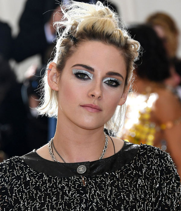 KRISTEN STEWART بمكياج عيون ميتاليك وشفاه نيود في حفل met gala 2016