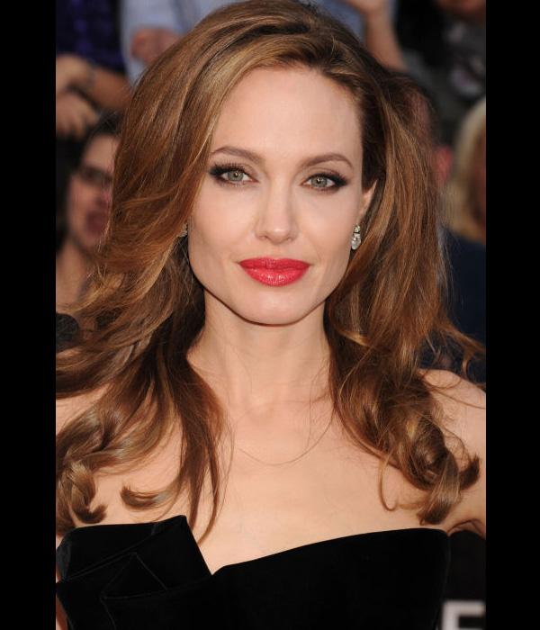 Angelina Jolie بتسريحة شعر مموجة وأحمر شفاه سيمون في أوسكار 2012