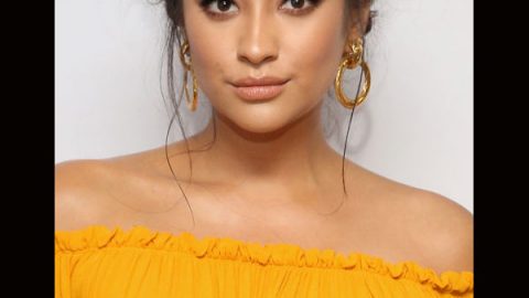 SHAY MITCHELL بتسريحة الملفوفة حول الرأس