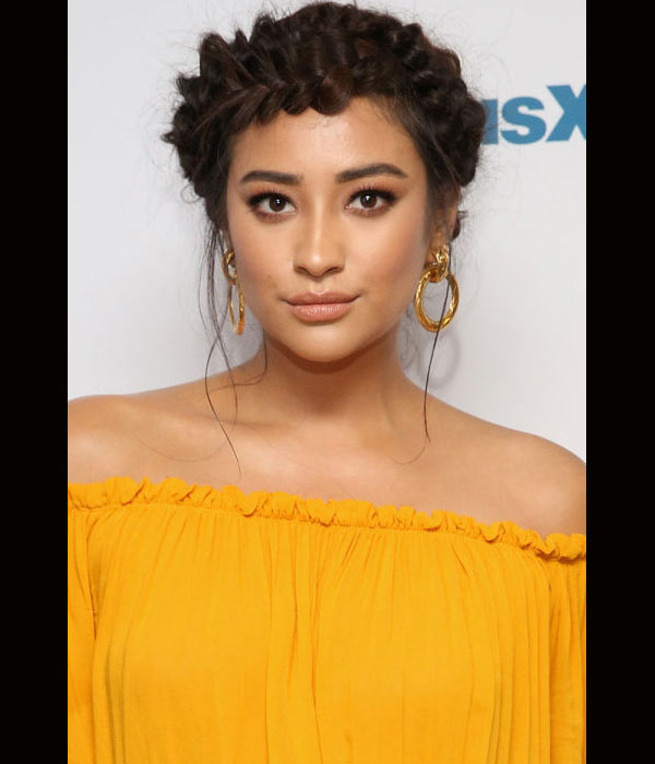 SHAY MITCHELL بتسريحة الملفوفة حول الرأس