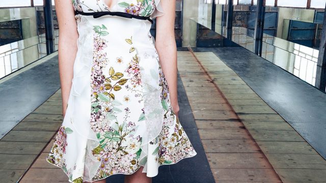 فستان أبيض قصير مطبوع من Giambattista Valli كروز 2017