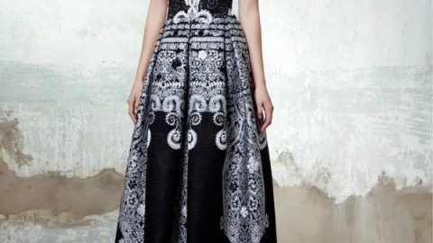 فستان أسود بتفاصيل ملكية من طارق سنو شتاء 2016