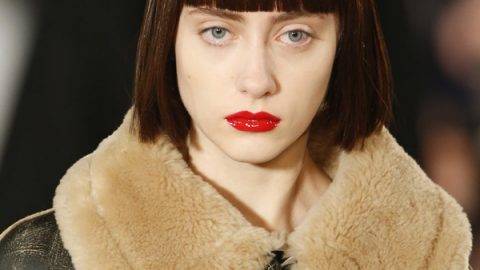 تسريحة البوب الإنسيابي مع أحمر شفاه أحمر من Maison Margiela خريف 2016