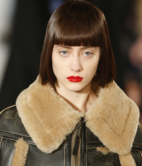 تسريحة البوب الإنسيابي مع أحمر شفاه أحمر من Maison Margiela خريف 2016