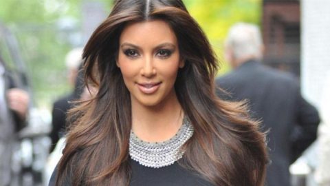 كيم كاردشيان تلتقط صورة مع أحد معجبيها