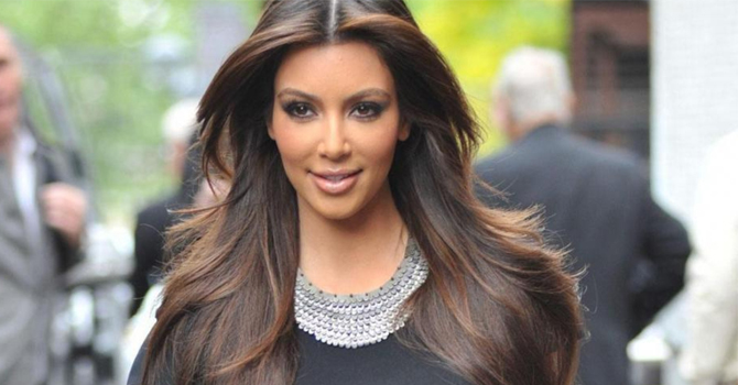 كيم كاردشيان تلتقط صورة مع أحد معجبيها