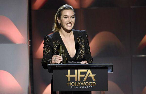 قبلة كيت وينسلت تُشعل حفل Hollywood Film Awards
