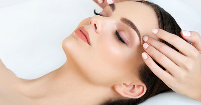 6 خطوات سهلة لتدليك الوجه في المنزل