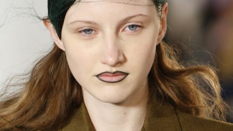 وصلات الشعر الملونة مع الشفاه المحددة بنفس اللون من Maison Margiela خريف 2016