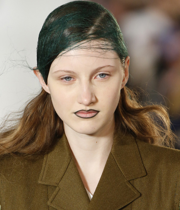وصلات الشعر الملونة مع الشفاه المحددة بنفس اللون من Maison Margiela خريف 2016