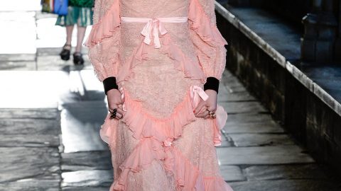 فستان وردي من غوتشي ريزورت 2017
