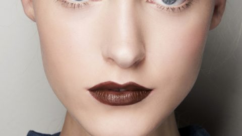 أحمر شفاه بني مطفأ مع ماسكارا سوداء شتاء 2016