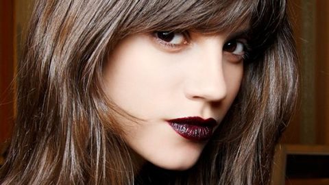تسريحة شعر انسيابية مع غرة امامية واحمر شفاه عنابي 2016