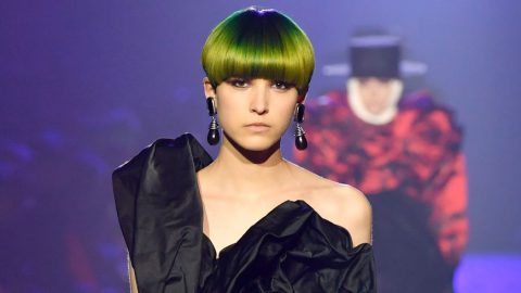 مارك جاكوبس يعود إلى الثمانينات بألوان الشعر خلال عرضه بأسبوع نيويورك