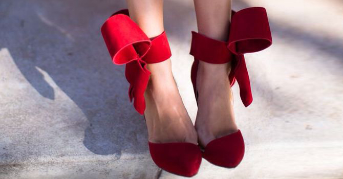 حذائك الأحمر أفضل خيار في سهرات موسم الأعياد