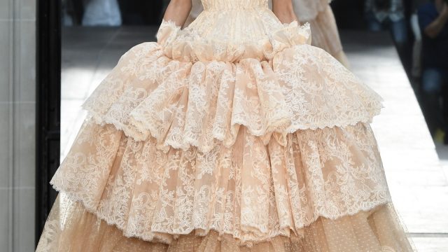 فستان عاجي تل منتفخ من Alexis Mabille هوت كوتور خريف 2016