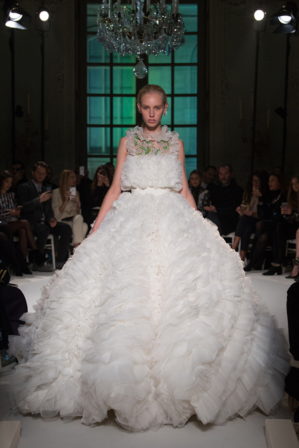 فستان زفاف أبيض من Giambattista Valli هوت كوتور ربيع 2017
